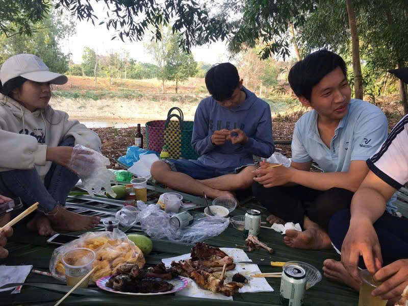 Bữa tiệc với bạn bè